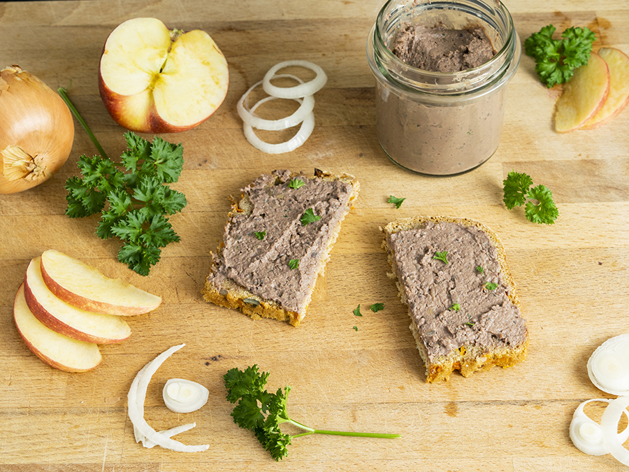 Einfache Leberwurst mit Zwiebel und Apfel